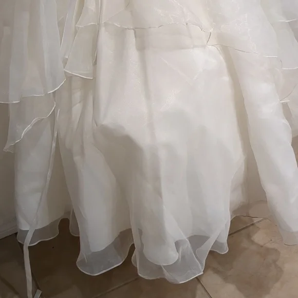 Stunning Allure Bridals Ivory Wedding Dress Size 4 - Picture 12 of 13